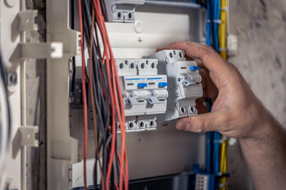 Four Electrical Problems You Should Call Maintenance About